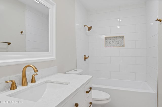 3901 S Lake Blvd, Knoxville, TN 37920