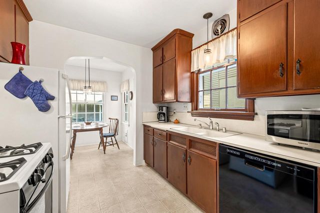 9220 Harding BOULEVARD, Wauwatosa, WI 53226