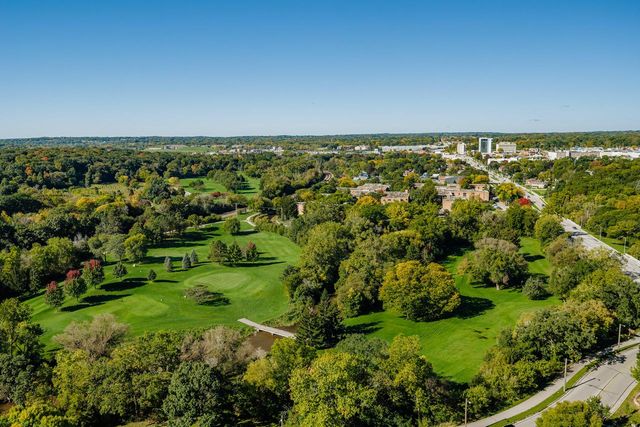 9220 Harding BOULEVARD, Wauwatosa, WI 53226