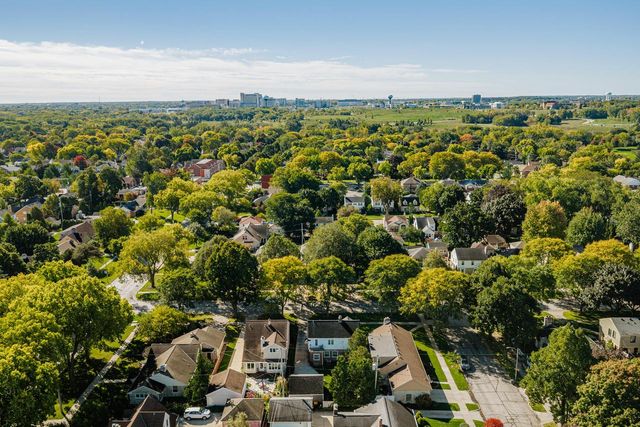 9220 Harding BOULEVARD, Wauwatosa, WI 53226
