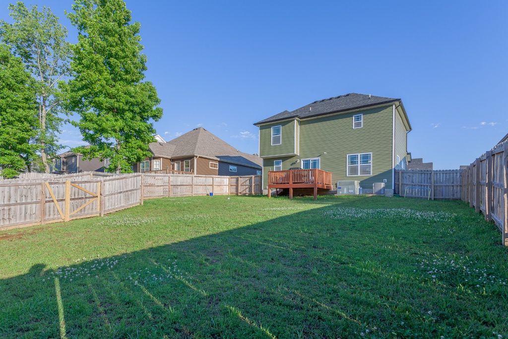 517 Sourwood Dr, Clarksville, TN 37042