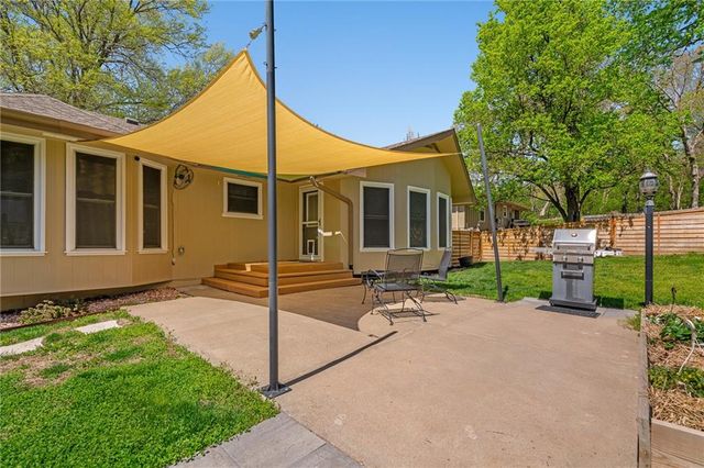 2127 S 15th Street, Leavenworth, KS 66048