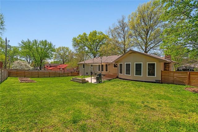 2127 S 15th Street, Leavenworth, KS 66048