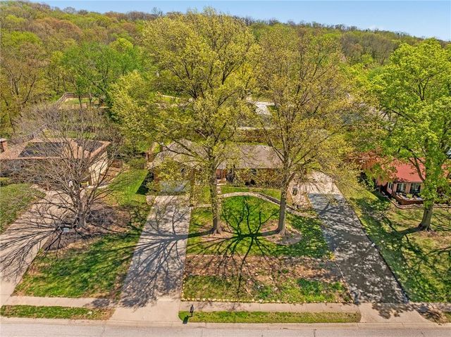 2127 S 15th Street, Leavenworth, KS 66048
