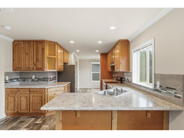 601 HELTON St, Castle Rock, WA 98611