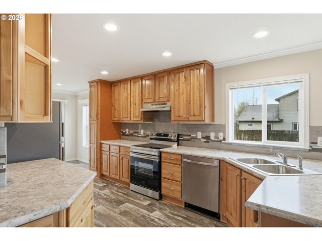 601 HELTON St, Castle Rock, WA 98611