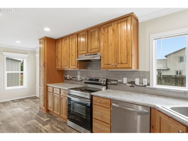 601 HELTON St, Castle Rock, WA 98611