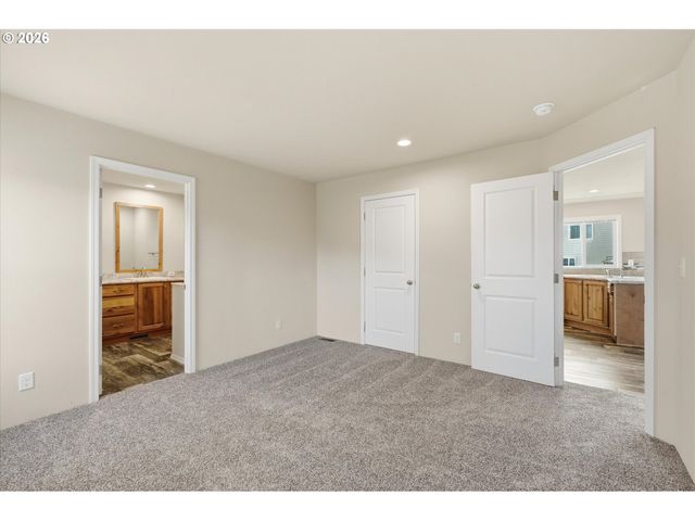 601 HELTON St, Castle Rock, WA 98611