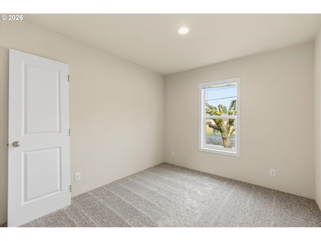 601 HELTON St, Castle Rock, WA 98611