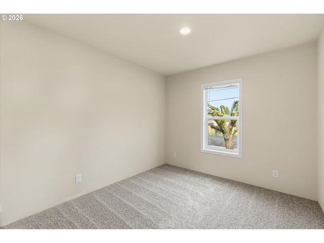 601 HELTON St, Castle Rock, WA 98611