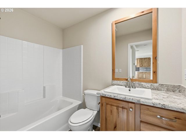 601 HELTON St, Castle Rock, WA 98611