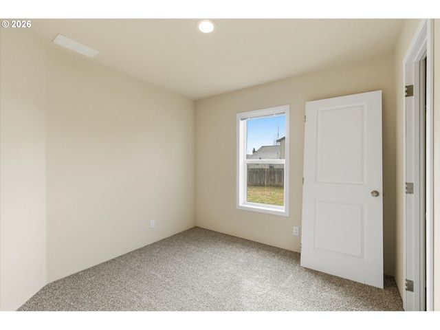 601 HELTON St, Castle Rock, WA 98611