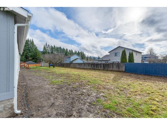 601 HELTON St, Castle Rock, WA 98611