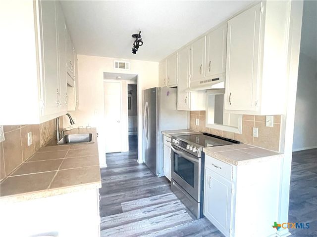 420 Londonderry Drive, Victoria, TX 77901