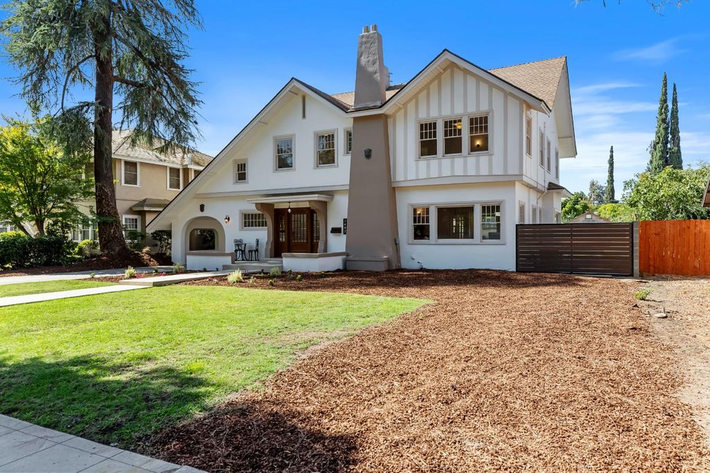 Image 3 of property listing at 1487 N Echo Avenue, Fresno, CA 93728