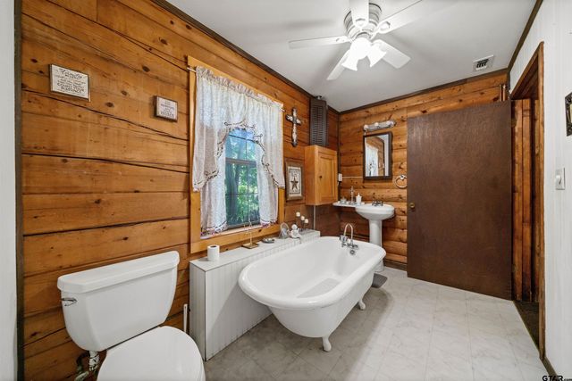 225 Springwood Cir, Chandler, TX 75758