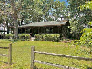225 Springwood Cir, Chandler, TX 75758