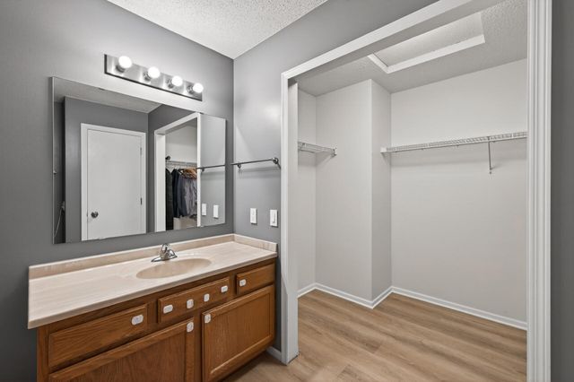 2494 Wilshire Court, Mendota Heights, MN 55120