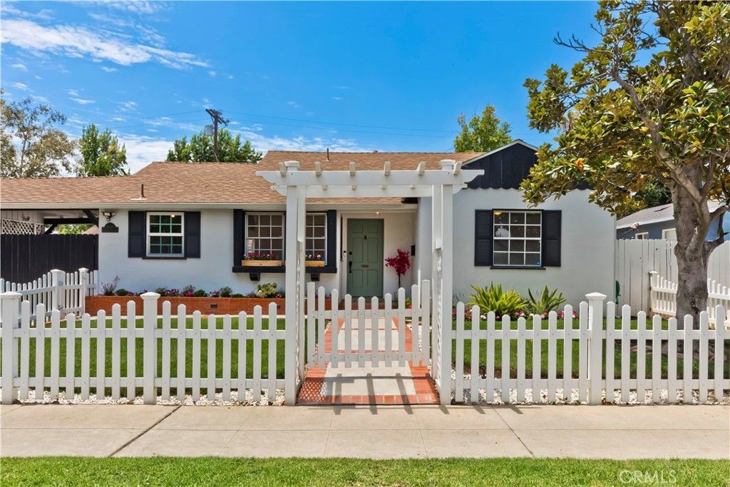 Image 2 of property listing at 5429 Columbus Avenue, Sherman Oaks, CA 91411