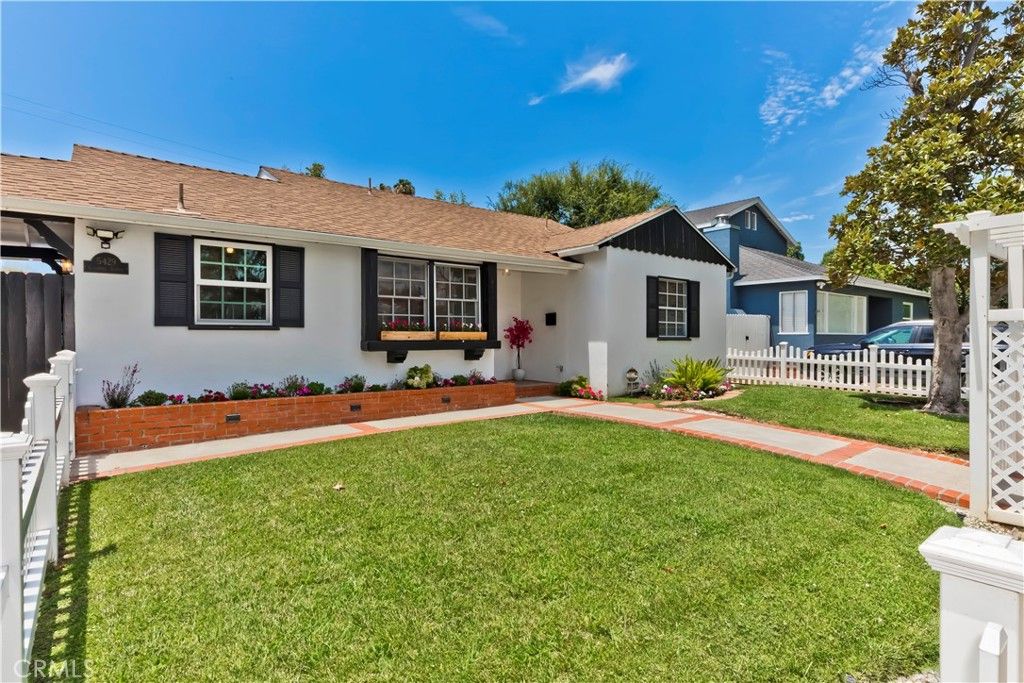 Image 5 of property listing at 5429 Columbus Avenue, Sherman Oaks, CA 91411