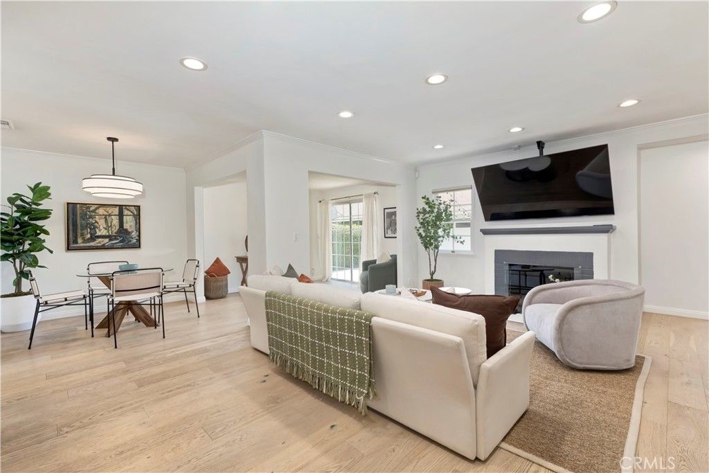 Image 7 of property listing at 5429 Columbus Avenue, Sherman Oaks, CA 91411