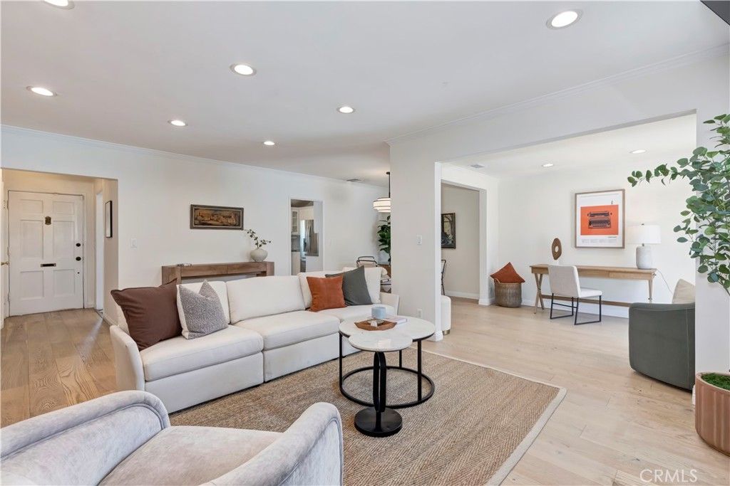 Image 9 of property listing at 5429 Columbus Avenue, Sherman Oaks, CA 91411