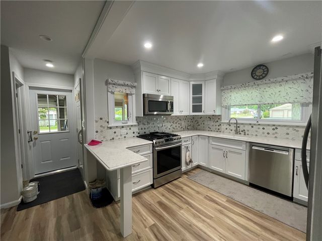 110 Ellis Ave, Hermitage, PA 16148