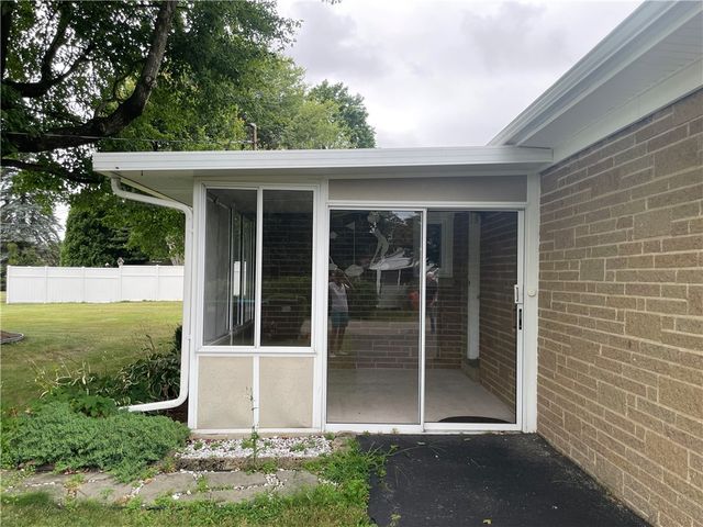 110 Ellis Ave, Hermitage, PA 16148