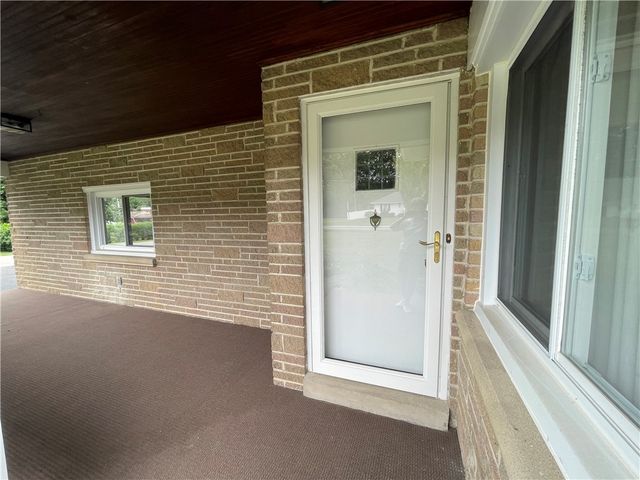 110 Ellis Ave, Hermitage, PA 16148