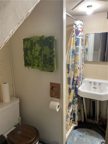 110 Ellis Ave, Hermitage, PA 16148