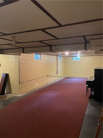 110 Ellis Ave, Hermitage, PA 16148