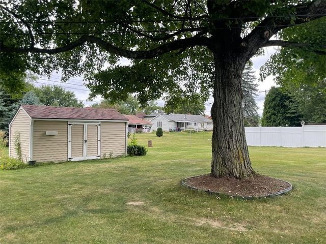 110 Ellis Ave, Hermitage, PA 16148