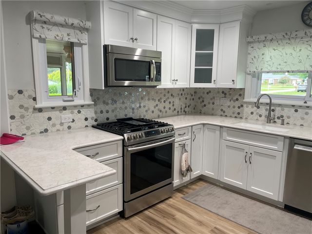 110 Ellis Ave, Hermitage, PA 16148