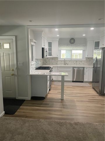 110 Ellis Ave, Hermitage, PA 16148