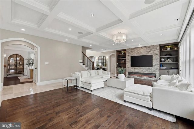 802 COTTAGE ST SW, Vienna, VA 22180