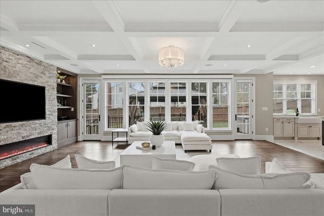 802 COTTAGE ST SW, Vienna, VA 22180