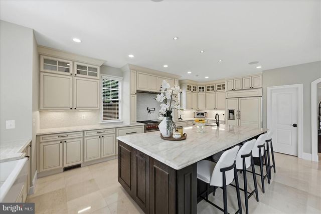 802 COTTAGE ST SW, Vienna, VA 22180