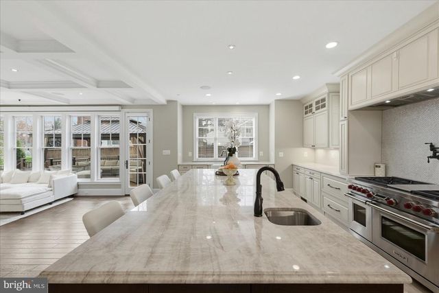 802 COTTAGE ST SW, Vienna, VA 22180