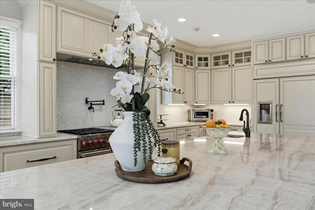 802 COTTAGE ST SW, Vienna, VA 22180