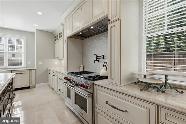 802 COTTAGE ST SW, Vienna, VA 22180