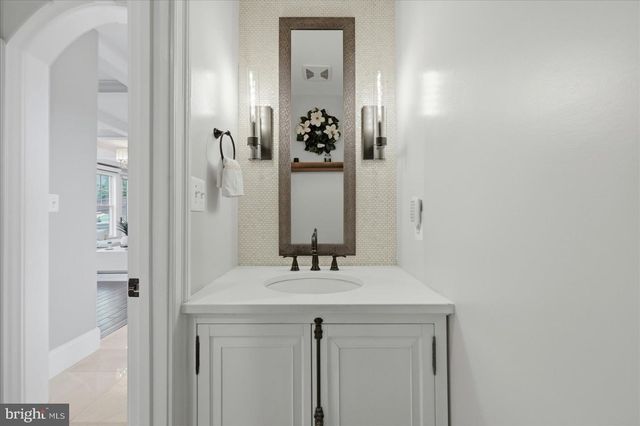 802 COTTAGE ST SW, Vienna, VA 22180