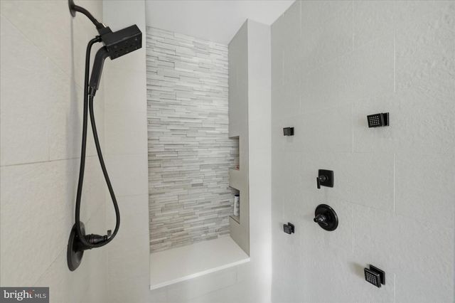 802 COTTAGE ST SW, Vienna, VA 22180