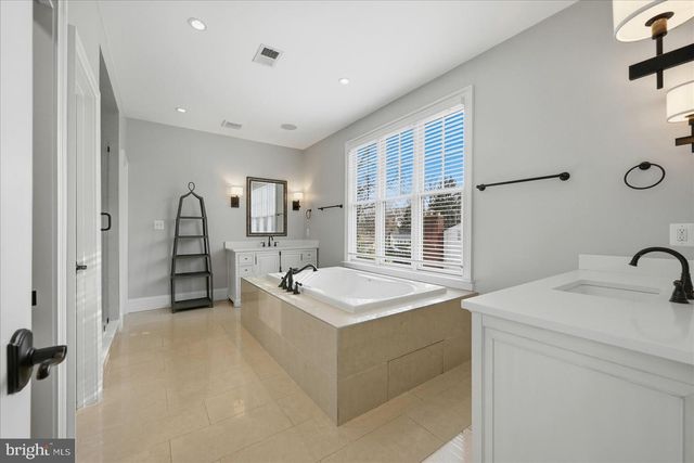 802 COTTAGE ST SW, Vienna, VA 22180