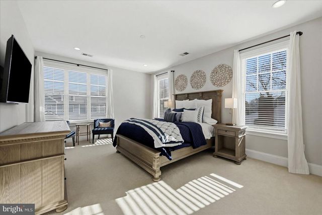 802 COTTAGE ST SW, Vienna, VA 22180