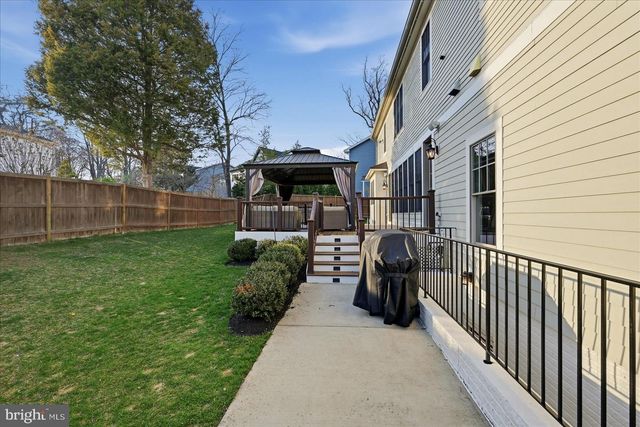 802 COTTAGE ST SW, Vienna, VA 22180