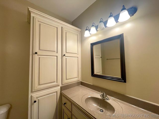 412 E B Street 412 B, Jenks, OK 74037