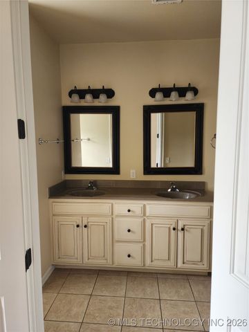 412 E B Street 412 B, Jenks, OK 74037