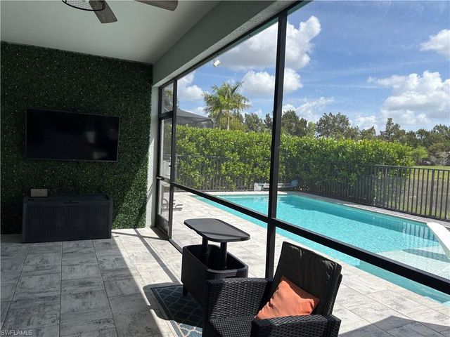 2458 Orchard ST, Naples, FL 34120