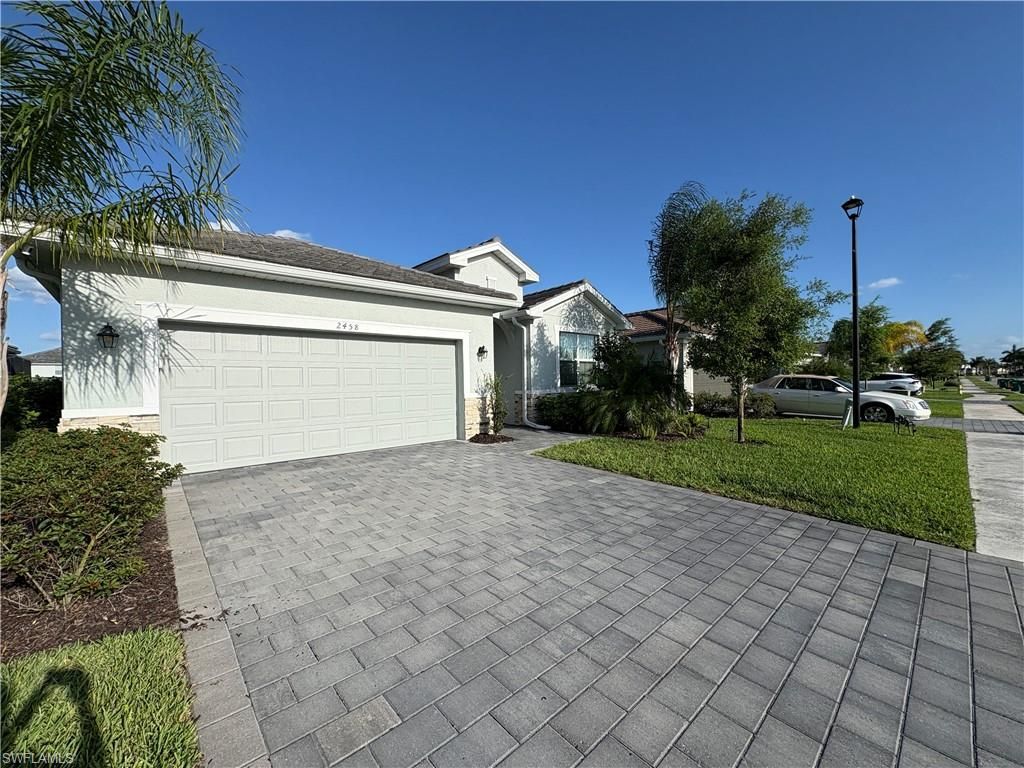 2458 Orchard ST, Naples, FL 34120