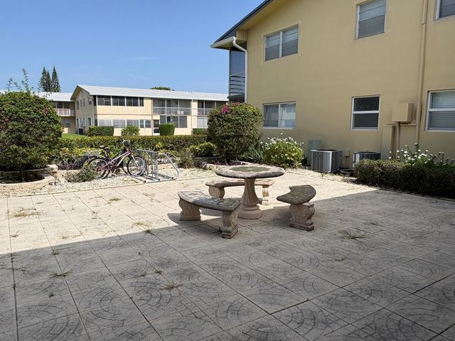 277 CHATHAM N, West Palm Beach, FL 33417